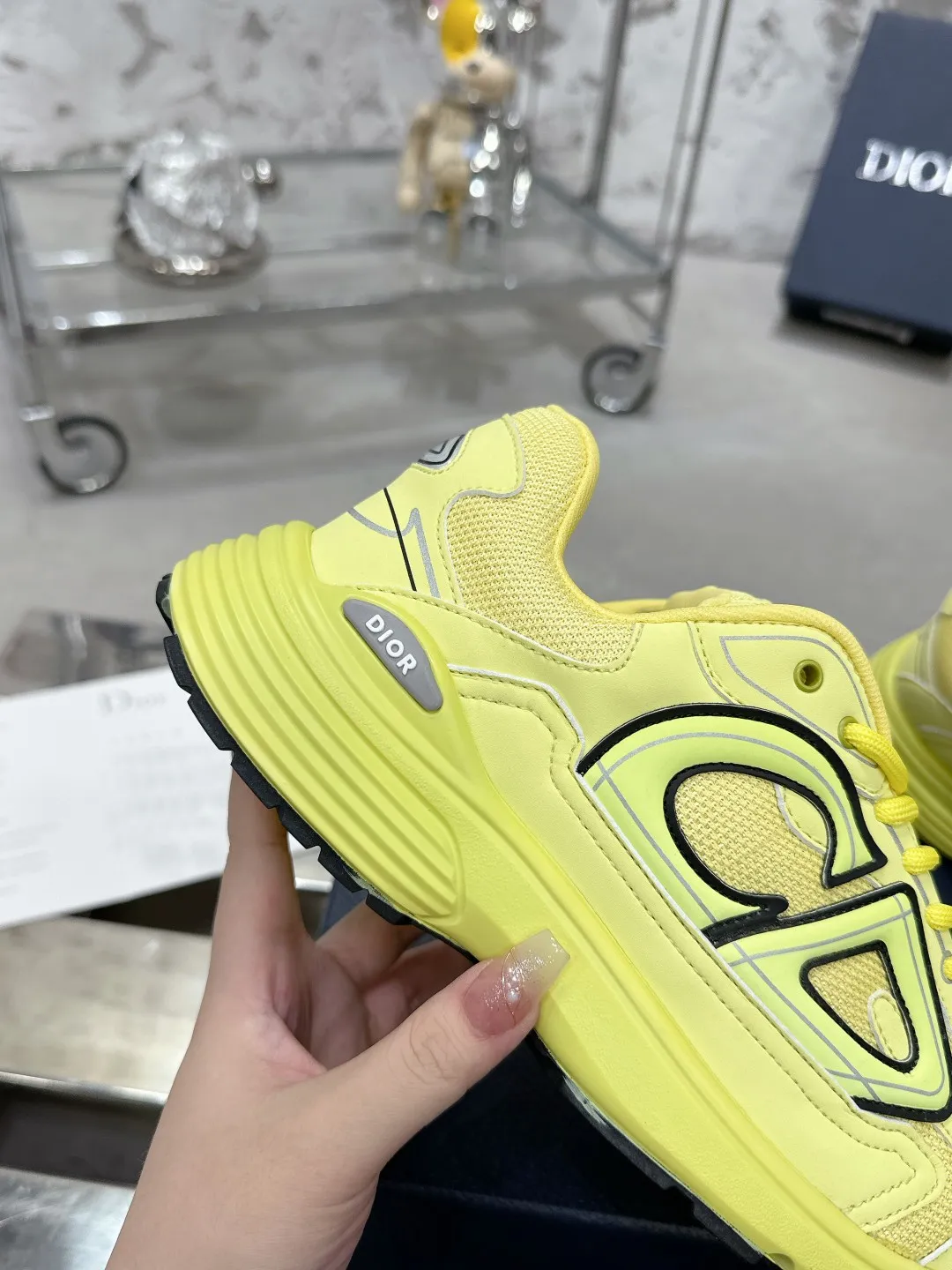 Men's men's shoes 💰600❤️❤️❤️High version Dior Dior's latest color matching B30 series reflective dad sneakers original 17380💰 purchased for development and production Brand new B30 sneakers Dad Shoes style shoes that follow the trend of the retro market The Dior logo on the tongue also indicates that this pair of shoes is the B30 model! B30 uses fine-textured leather and mesh cloth materials to form a shoe body. There are conspicuous letters CD on both sides of the shoe body to indicate identity. Many lines on the shoe body outline details to make the shoes look less monotonous and full of retro flavor. The delivery counter is exquisitely packaged🛍📦 ▪️Fabric: Original customized technical fabric + mesh ▪️Inner lining: Customized breathable lining ▪️Outsole: Original molded IP foam + TPU outsole ▪️Sole thickness: 3.5CM ▪️Size: Women’s size 35-40 / Men’s size 39-46
